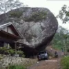 Batu besar dipinggir rumah warga
