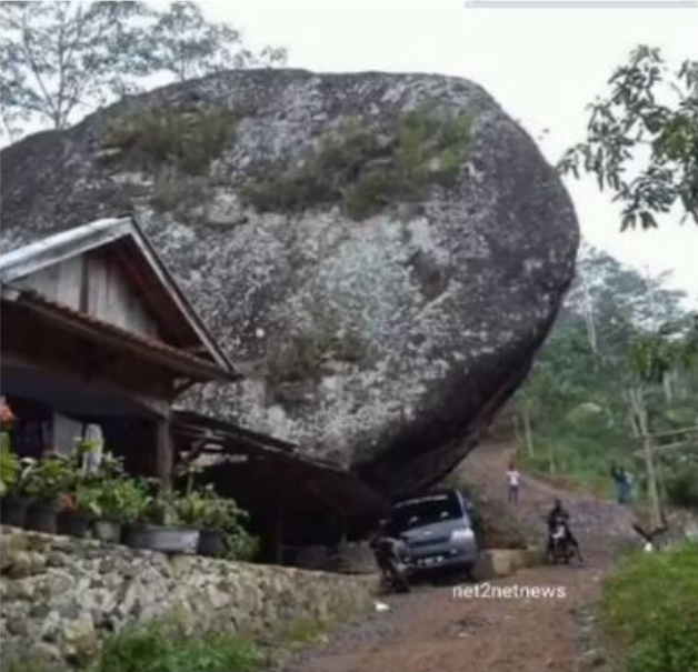 Batu besar dipinggir rumah warga