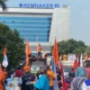 Buruh demo didepan gedung kementrian ketenagakerjaan