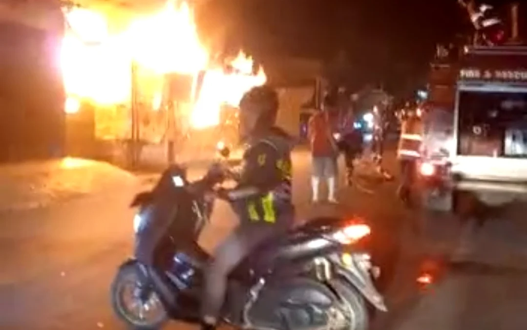 Kebakaran di Subang Hari Ini, Satu Kios di Pasar Panjang Terbakar, Pemadam Kebakaran Masih Berupaya Memadamkan Api