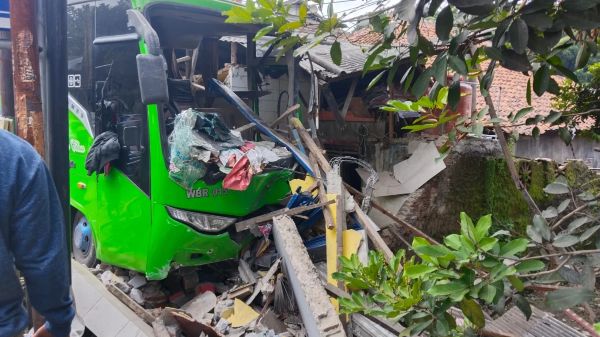 Kondisi Bus Warga Baru tampak ringsek usai menabrak warteg dan sebuah toko di Jl. Veteran, Kelurahan Ciseureuh, Purwakarta.