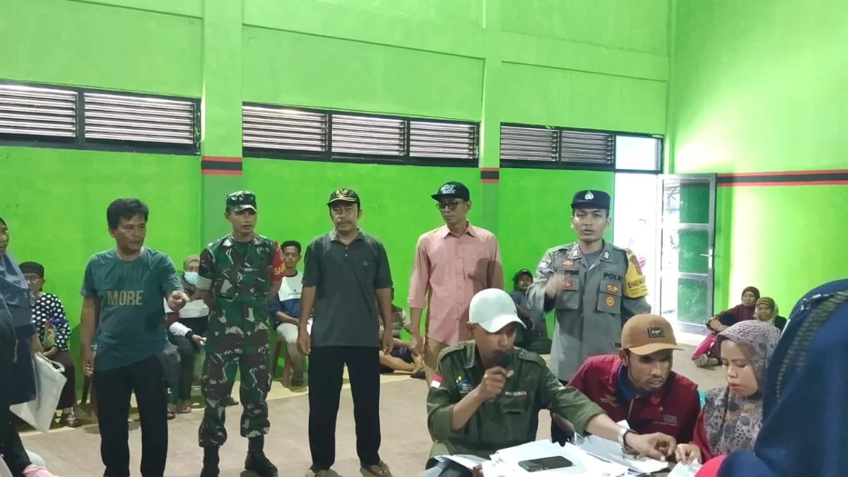 Pembangian BLT BBM di Kecamatan Tambakdahan Dikawal Polsek Binong