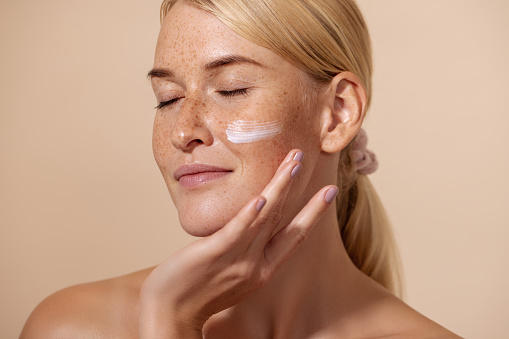 4 Skincare untuk Wajah Glowing dan Cerah, Yuk Simak Daftarnya!