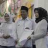 MUDAH DAN MURAH: Wakil Gubernur Jawa Barat didampingi Kepala PMPTSP Jabar Noneng Komara Nengsih memberikan 1.000 NIB secara langsung kepada pelaku usaha yang hadir.