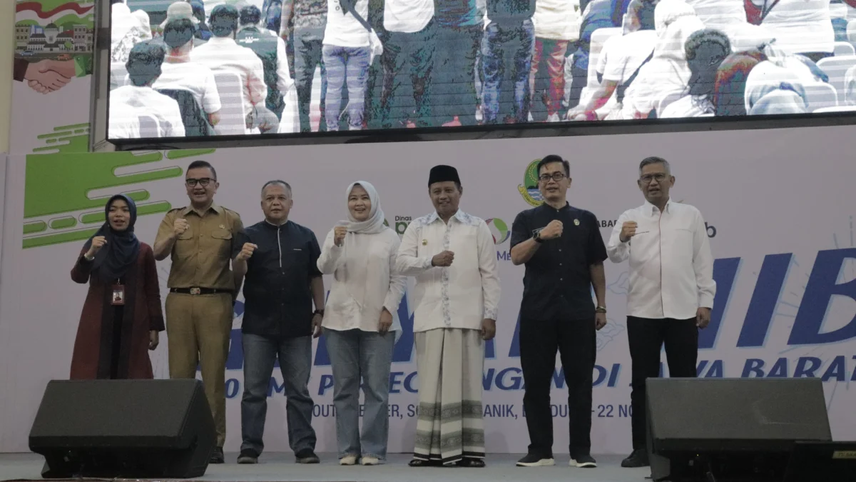 Gebyar Nomor Induk Berusaha (NIB) kepada para pelaku Usaha Mikro dan Kecil (UMK) di Sport Jabar, Arcamanik, Kota Bandung, Selasa (22/11).