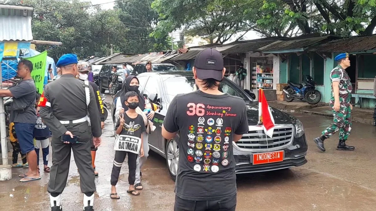 Presiden Jokowi ke Subang, Warga Swafoto di Dekat Mobil Dinas Presiden