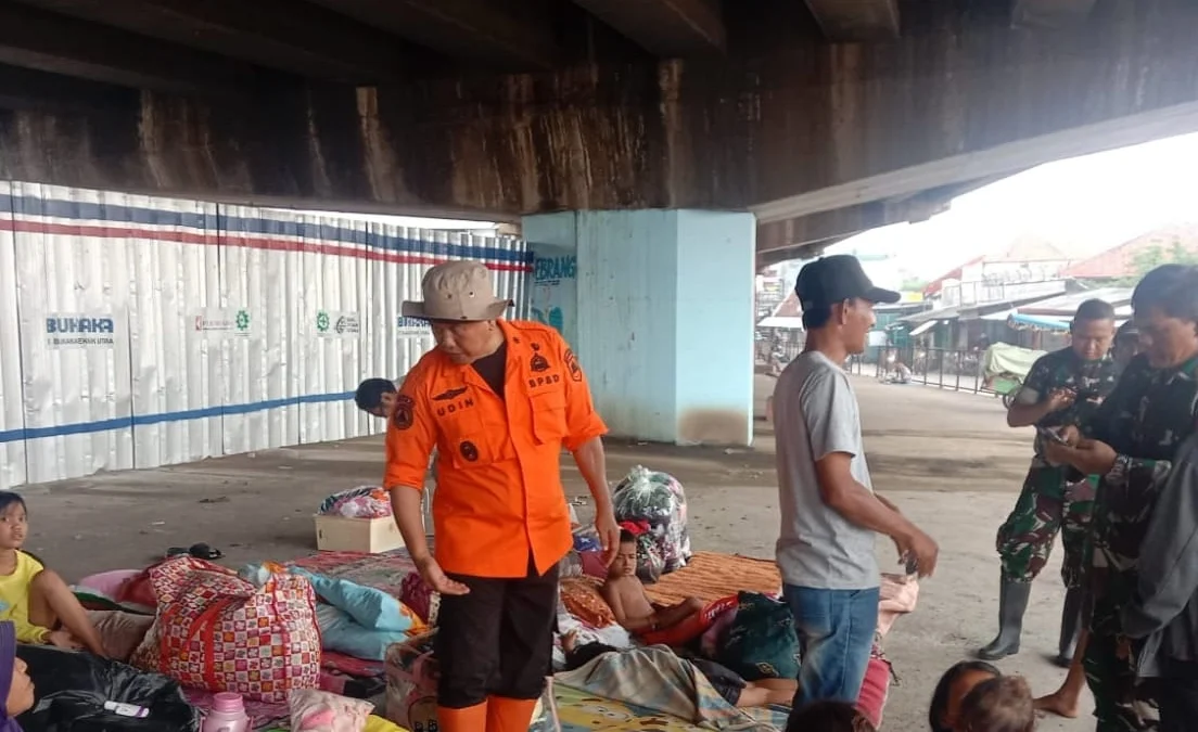 YUGO EROSPRI/ PASUNDAN EKSPRES Kepala satuan pelaksana BPBD Subang saat meninjau pengungsi di fly over Pamanukan
