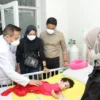 JENGUK: Bupati Bandung Barat Hengki Kurniawan bersama istri Sonya Fatmala saat menjenguk kondisi kesehatan Ayesha dan Aleeya di RSHS pasca operasi, Sabtu (7/1).DOK BAG PROKOMPIM SETDA KBB