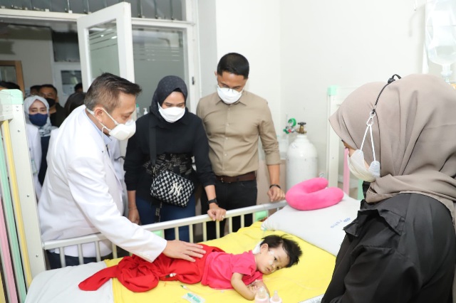 JENGUK: Bupati Bandung Barat Hengki Kurniawan bersama istri Sonya Fatmala saat menjenguk kondisi kesehatan Ayesha dan Aleeya di RSHS pasca operasi, Sabtu (7/1).DOK BAG PROKOMPIM SETDA KBB