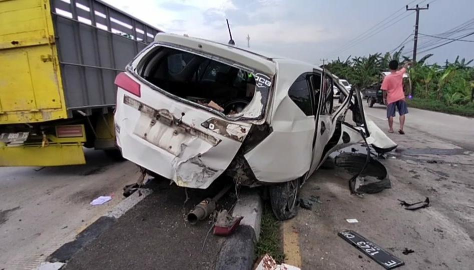 Kecelakaan di Pantura Subang: Mobil Pecah Ban, Ditabrak dari Arah Berlawanan, Satu Orang Meninggal 