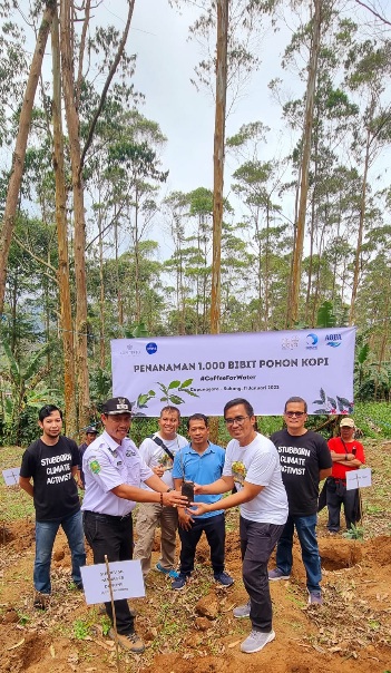 Danone-AQUA Mengembangkan Kopi Konservasi di Cupunagara, Subang: Menanam Kopi, Merawat Bumi