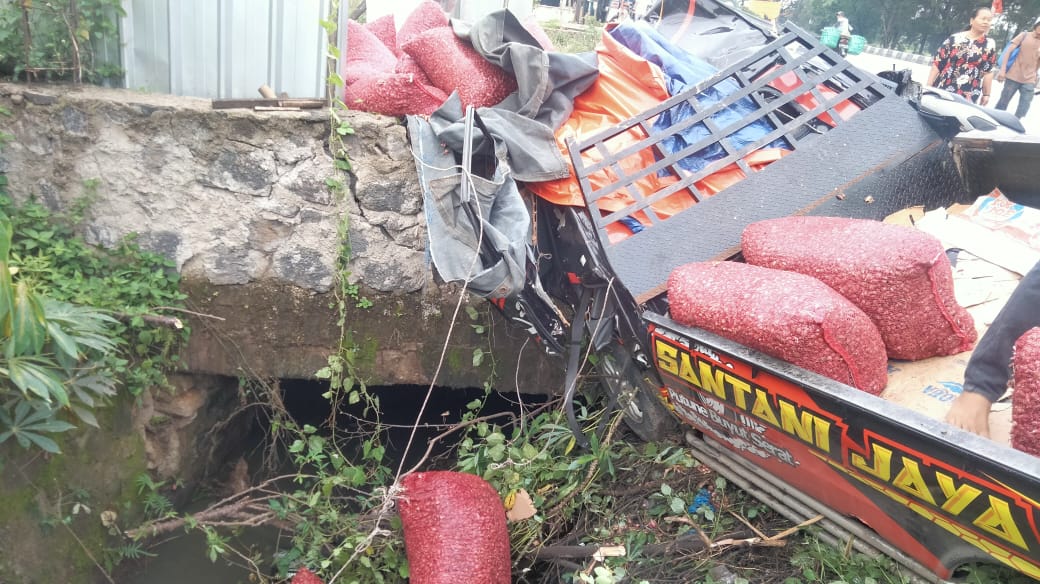 Mobil Pengangkut Bawang Merah Seruduk Pagar Warga di Jalur Pantura Subang, Tidak Ada Korban Jiwa, Kerugian Rp10 Juta 