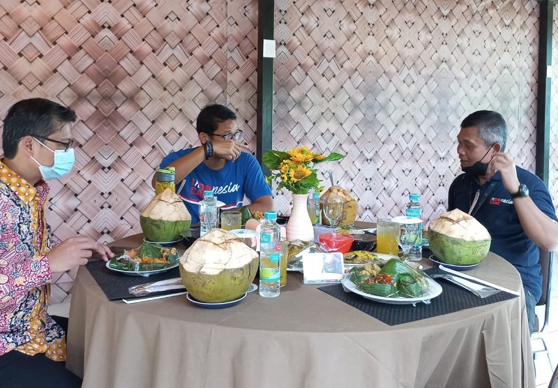 Saung Sarasa Subang, Restoran Harga Terjangkau Paket Komplit, Lengkap 27 Rekomendasi Tempat Makan di Subang Februari 2023 (Saung Sarasa, foto, Sandiaga Uno saat makan siang di saung sarasa)