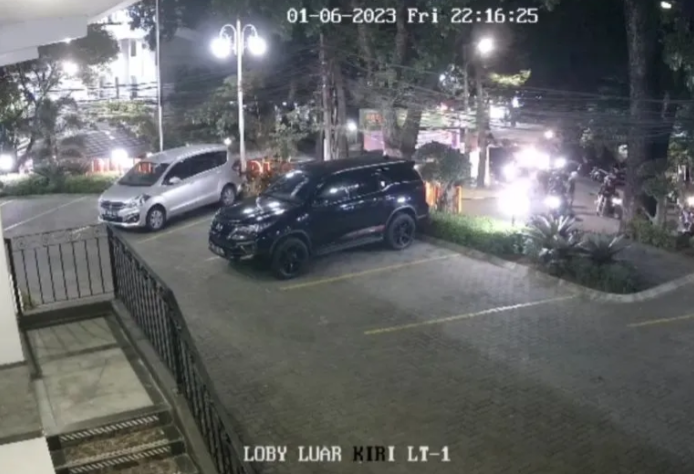 Tangkapan layar CCTV: Penyerangan geng motor di Bangung terhadap mahasiswa