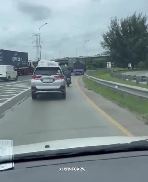 Viral! Pengemudi Motor Vixion Masuk Tol Jakarta-Cikampek