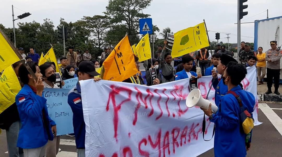 Mahasiswa dan Masyarakat Subang Demo di Pelabuhan