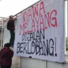 Protes Jalan Rusak, Puluhan Mahasiswa di Karawang Geruduk Kantor Pemkab
