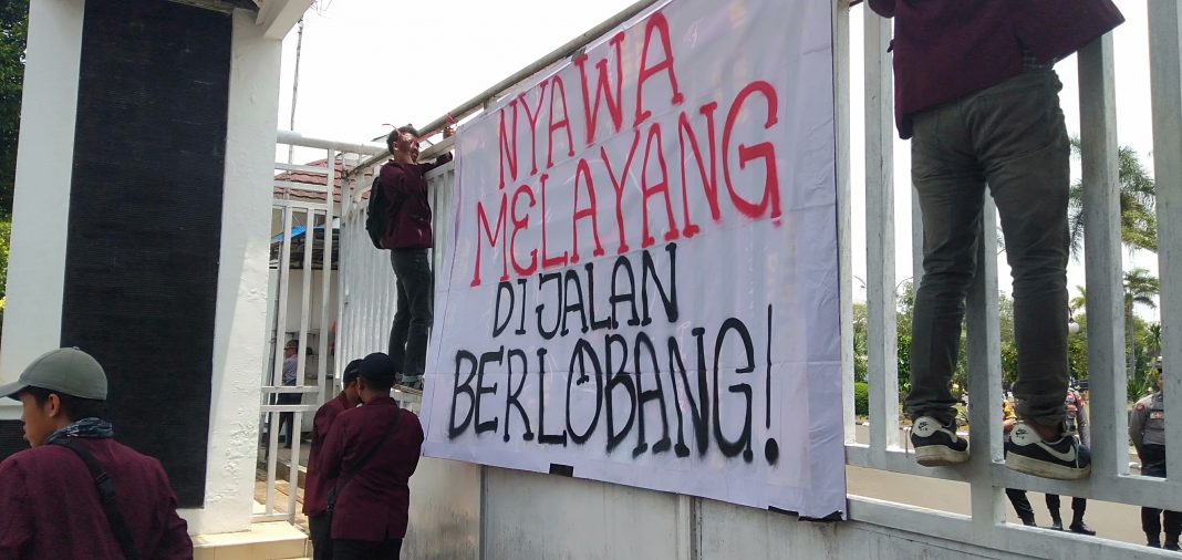Protes Jalan Rusak, Puluhan Mahasiswa di Karawang Geruduk Kantor Pemkab