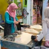 Warga Berburu Kebutuhan Pokok Jelang Puasa, Pedagang Pasar Kasomalang Bersyukur 
