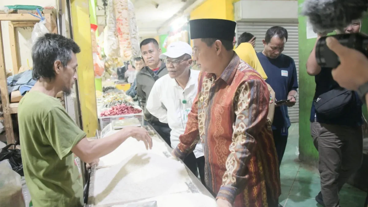 Wagub Cek Harga Sembako di Pasar Limbangan