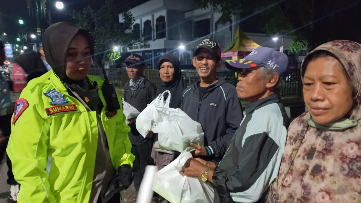 Patroli Sinergi, Polisi dan TNI di Subang Kompak Bagikan Paket Makan Sahur