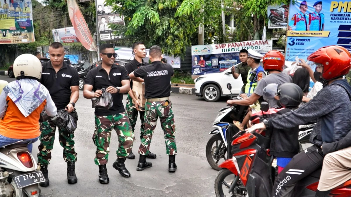 Aksi Berbagi Anggota TNI Trabas Yonif 312/Kala Hitam, Cara Dekatkan Diri dengan Masyarakat 
