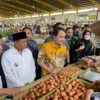 Stabilkan Harga Kebutuhan Pokok Masyarakat, Wagub Uu dan Wamen Gelar Operasi Pasar di Soreang