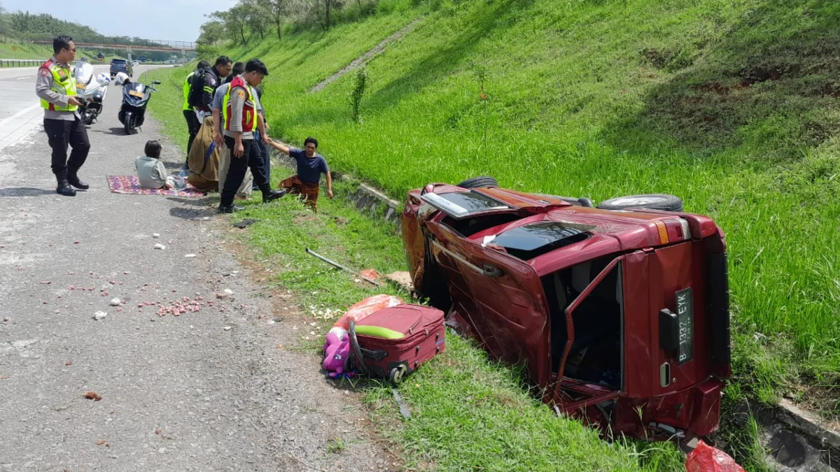 Mobil Minibus Alami Kecelakan Tunggal di KM 92 Subang Tol Cipali, Tak Ada Korban Jiwa 