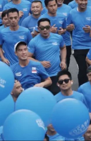 Gubernur Ridwan Kamil Akan Desain Medali Pocari Sweat Run 2023