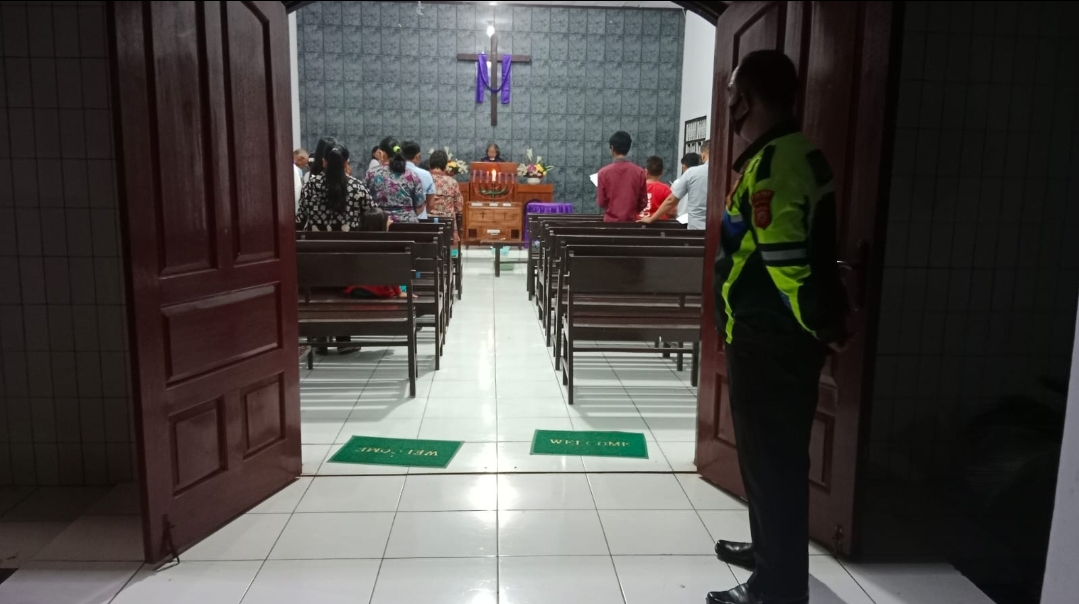 Ibadah Kamis Putih Umat Kristiani di Subang Dikawal Polisi