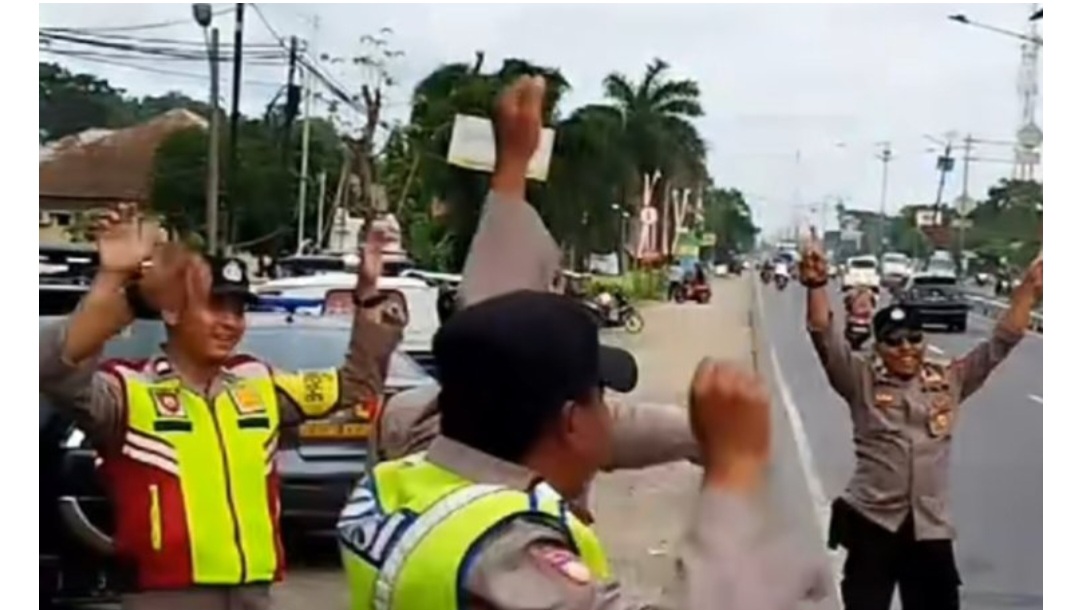 Polisi di Subang Jaga Jalur Mudik Sambil Joged Diiringi Telolet Bus