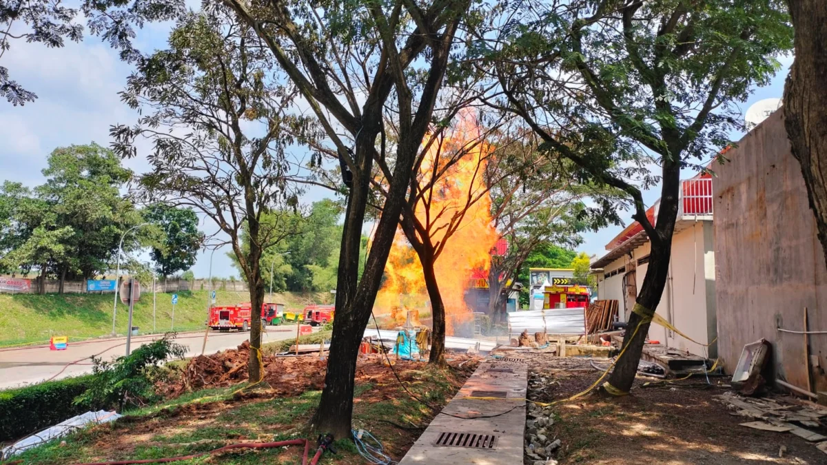Semburan Api di Rest Area KM 86 Tol Cipali Bukan Berasal dari Pipa Pertamina, Api Hingga Kini Masih Berkobar