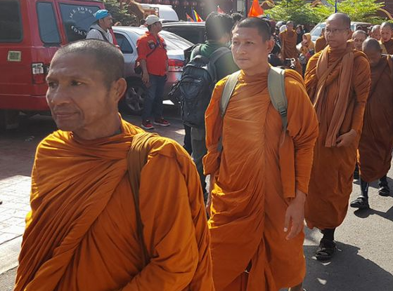 Biksu Dari Thailand Berjalan Kaki Menuju Candi Borobudur Untuk Menyambut Tri Suci Waisak