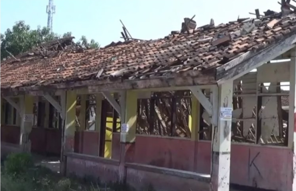 Video Momen Ambruknya Bangunan Sekolah di SDN 1 Jayakerta Karawang Viral di Media Sosial