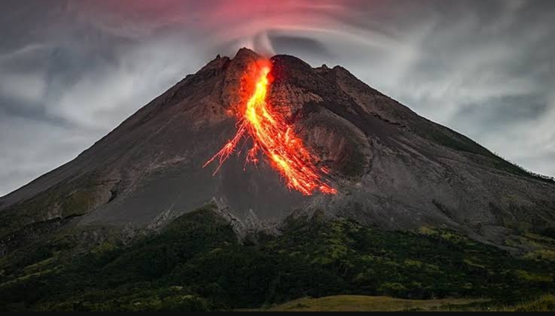 Gunung Merapi Terus Meluncurkan Guguran Lava Pijar