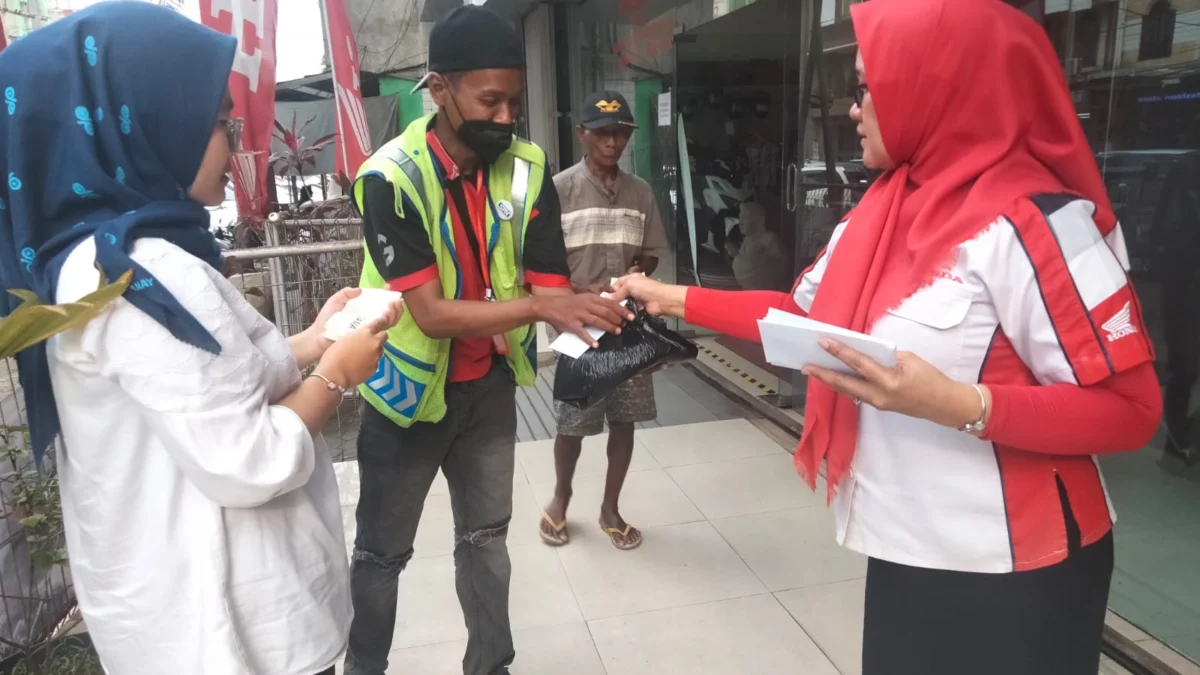 Karyawan PD Lima Motor Subang saat memberikan bantuan kepada masyarakat.