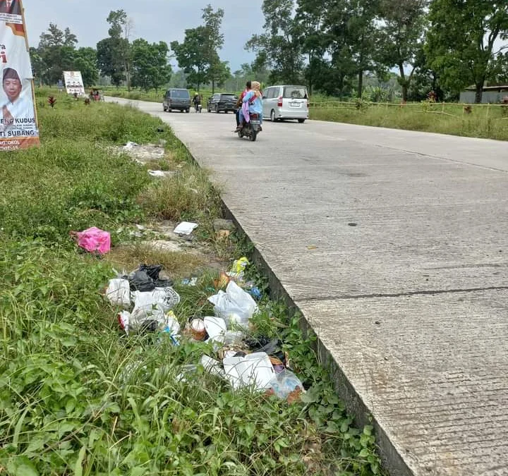 Pengendara Buang Sampah Sembarangan di Jalan Lingkar Cagak