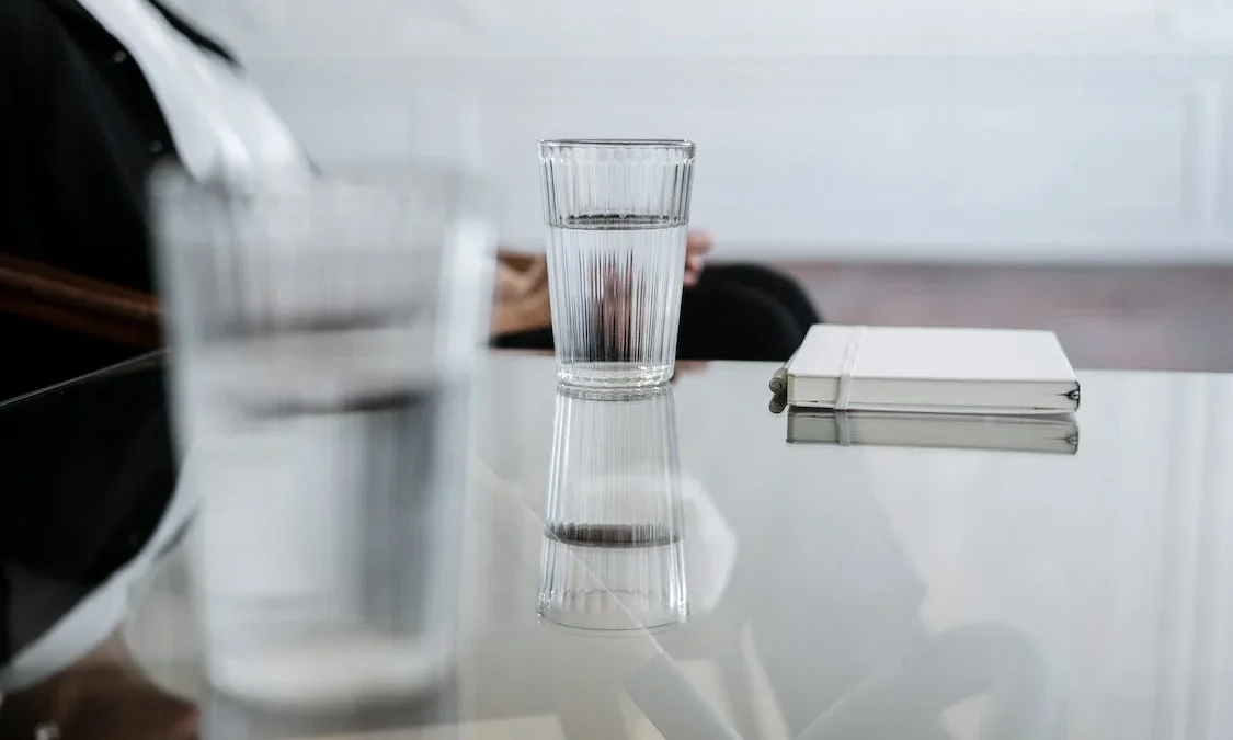 Manfaat Minum Air Putih Banyak Untuk Wajah, Bisa Bikin Glowing?