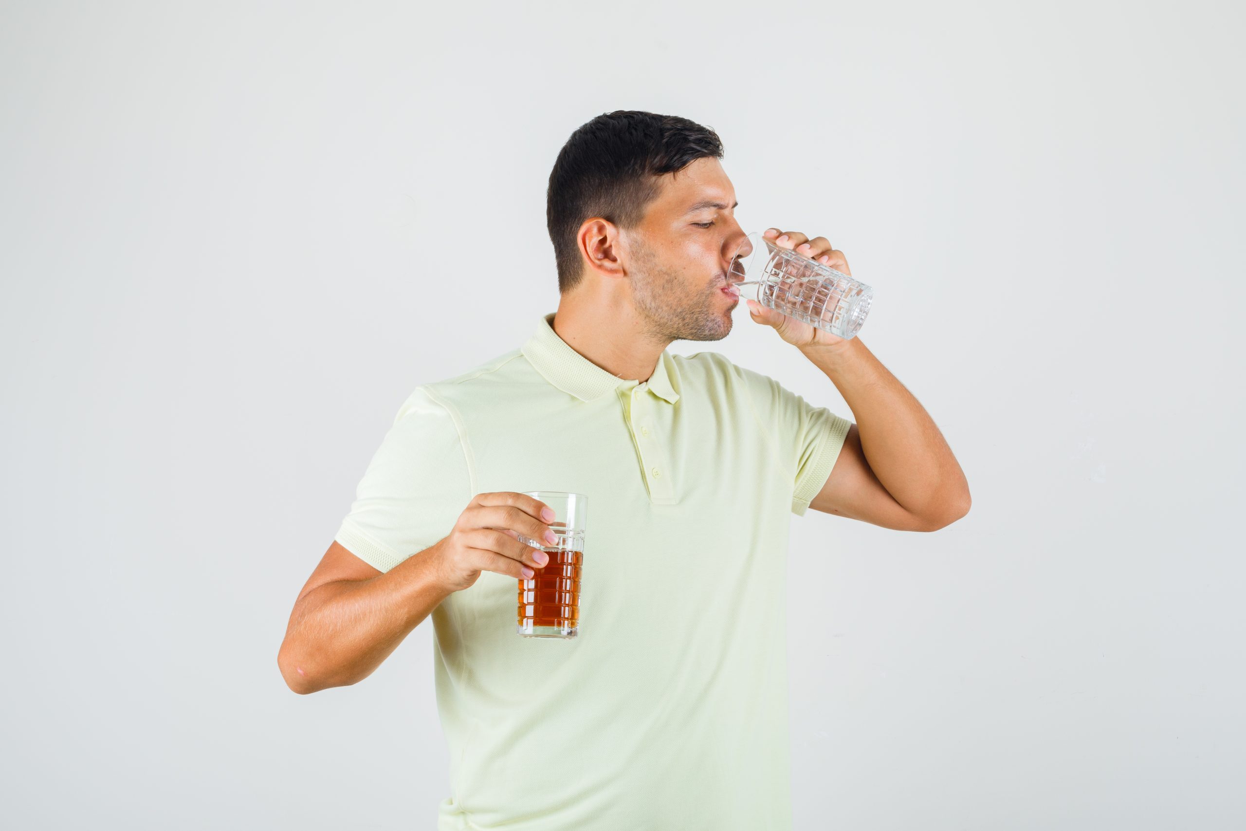Человек пьет масло. Мужчина держит стакан. Человек пьет ест дышит. Man drinking Water.