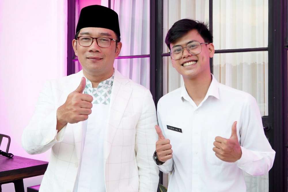 Gubernur Jawa Barat Ridwan Kamil saat bertemu dengan Husein Ali Rafsanjani, Guru ASN di Kabupaten Pangandaran di Gedung Sate, Kota Bandung, Rabu (10/5/2023). (Foto: Biro Adpim Jabar)