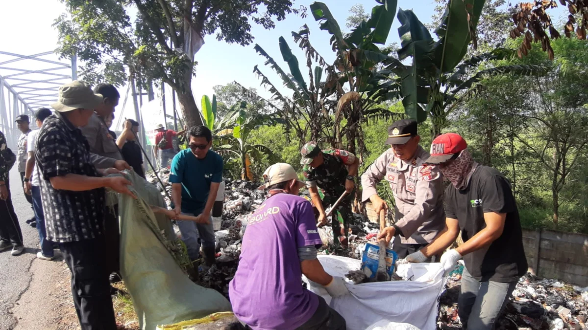 Wujudkan Lingkungan Bersih dan Sehat, PT Eco Paper Indonesia bersama Polsek Cibogo Bersihkan Sampah 