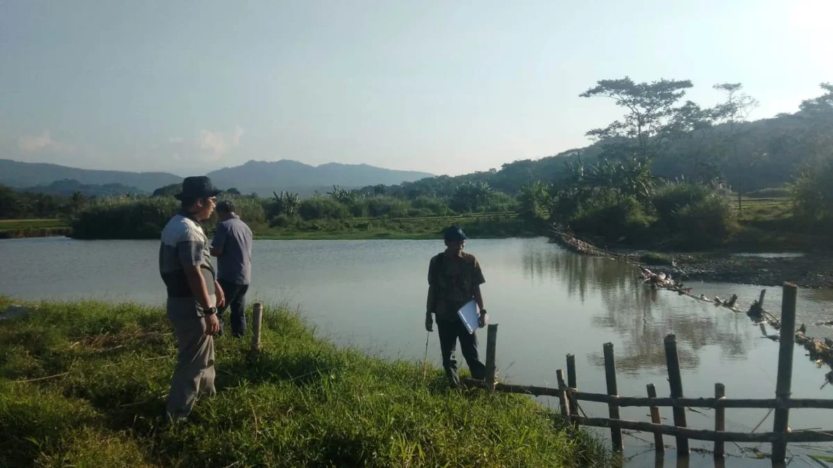 Dinas PUPR Subang Turun Langsung Cek Bendungan Swadaya Hasil Petani di Kampung Kepuh