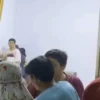 Tega Banget, Istri Lagi Naik Haji, Suami Kepergok Ngamar Bareng Selebgram Digrebek