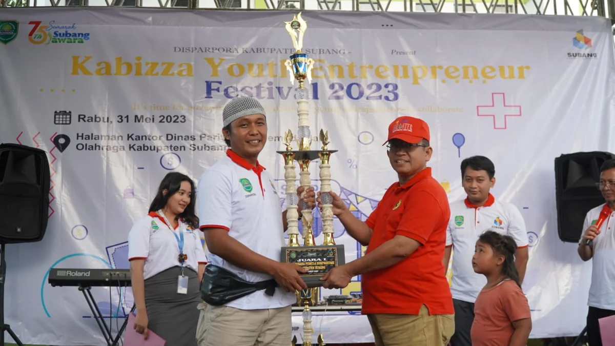 Kepala Disparpora Subang, Tatang Supriyatna memberikan piala kepada juara 1 Kabizza Youth Entreupreneur.