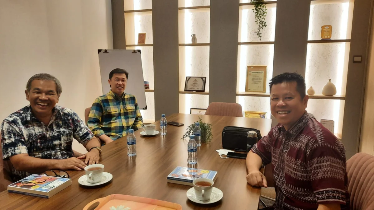 Dr Aqua Dwipayana (kiri) bersama Direktur Utama PT Mahkota Group Usli Sasri (kanan) dan Kepala Indonesia Eximbank Cabang Medan Alexander Halim