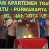Direktur Utama BPJamsostek Anggoro Eko Cahyo dan Gubernur Jawa Barat Ridwan Kamil menandatangani Nota Kesepakatan tentang Sinergi Penyelenggaraan Hunian Layak bagi Pekerja/Buruh di Provinsi Jawa Barat. (ADAM SUMARTO/PASUNDAN EKPSRES)