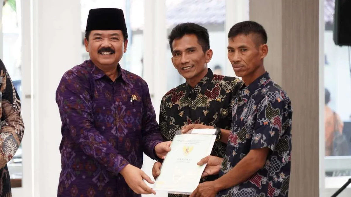 Menteri ATR BPN Serahkan Sertifikat Tanah Aset dan Komunal di Kabupaten Garut