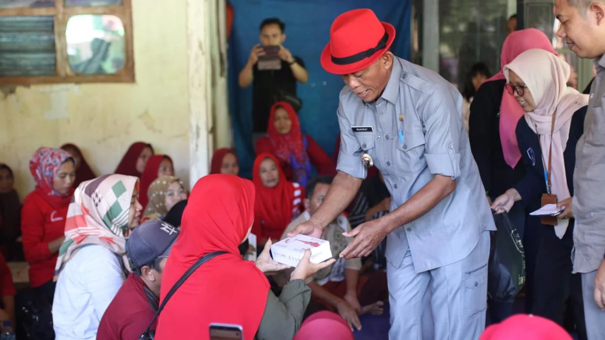 Kang Jimat Serahkan Bantuan Kepada 140 KPM PKH & 10 orang Disabilitas di Kecamatan Purwadadi