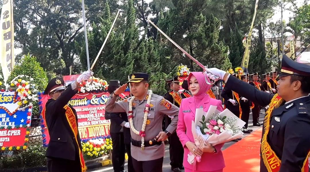 Tradisi Pedang Pora Sambut AKBP Ariek Indra Sentanu Sebagai Kapolres Subang