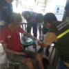 Tim Damkar Subang dan Tenaga Kesehatan Puskesmas Rancabango saat melakukan pelepasan cincin pada seorang warga Desa Rancabango, Patokbeusi Djemi (49) Minggu (16/7).